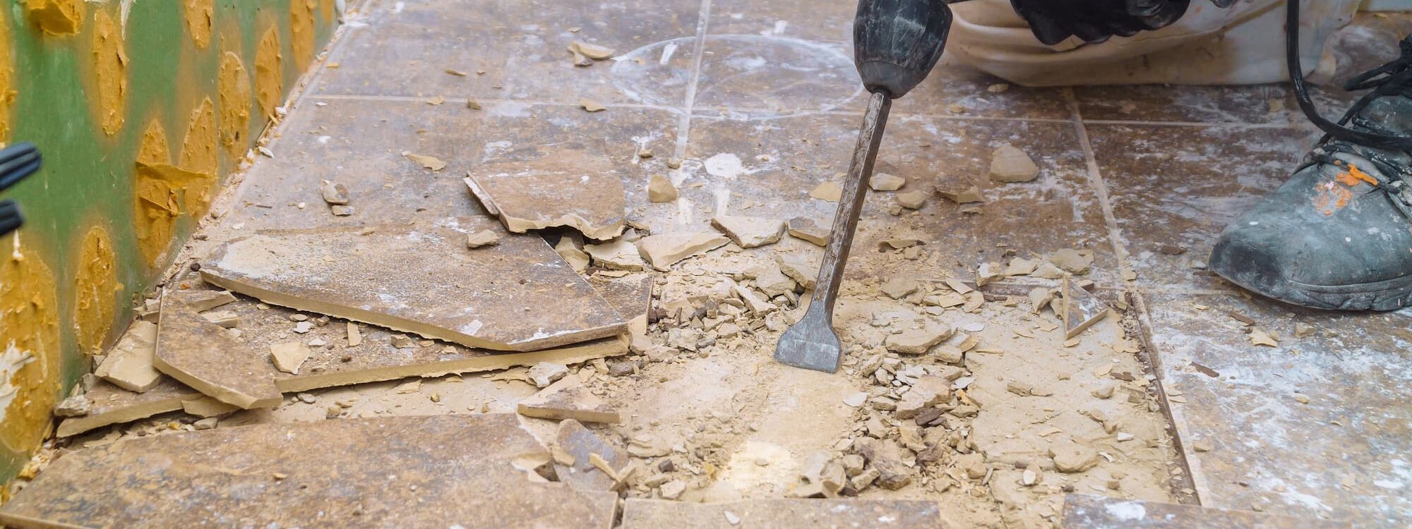 ADOBESTOCK_258013248 2000X750 | GB Baticenter Comment organiser la démolition de votre salle de bain sans stress ? Bitche