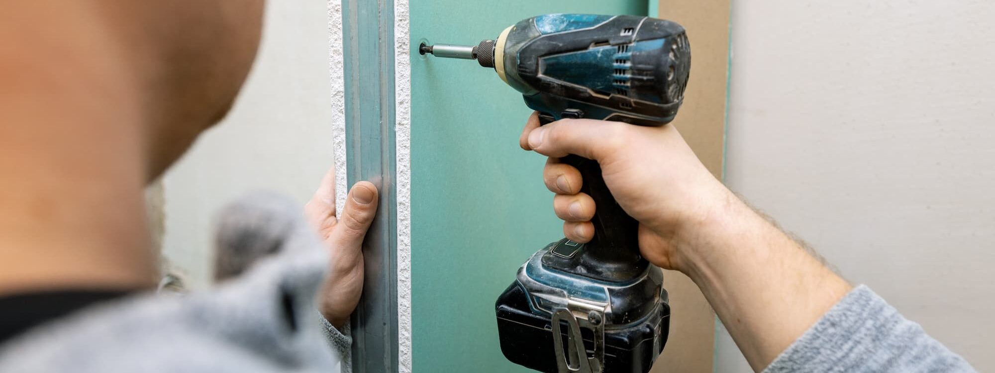 3 &eacute;tapes cl&eacute;s pour cr&eacute;er une cloison en placo dans une salle de bain moderne Ingwiller